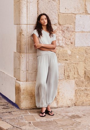 PULL&BEAR, ASYMMETRIC SHORT SLEEVE SATIN - TOP - Bluse - grey
