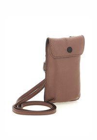 Borsa a tracolla in pelle marrone con finitura testurizzata, dotata di chiusura a patta, bottone a pressione nero e tracolla sottile regolabile.