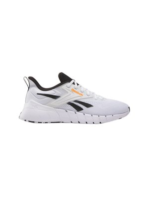 Witte en zwarte Reebok hardloopschoen met dikke zool, mesh bovenwerk, oranje logo en treklus op een witte achtergrond.