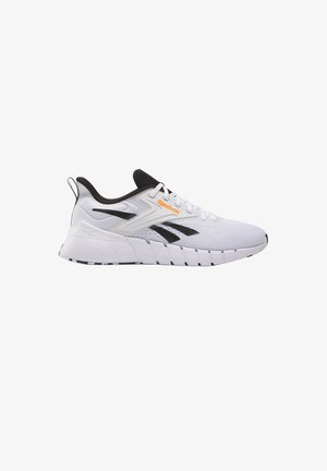 Witte en zwarte Reebok hardloopschoen met dikke zool, mesh bovenwerk, oranje logo en treklus op een witte achtergrond.