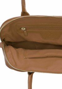 Interior de bolso de mano de cuero marrón con un bolsillo con cremallera, textura suave y herrajes en tono dorado. Incluye un compartimento principal y organizador.