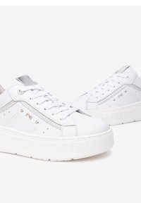 Sneakers bianchi con tomaia in pelle liscia e dettagli in argento, suola piatta texturizzata e borchie decorative lungo i lati.