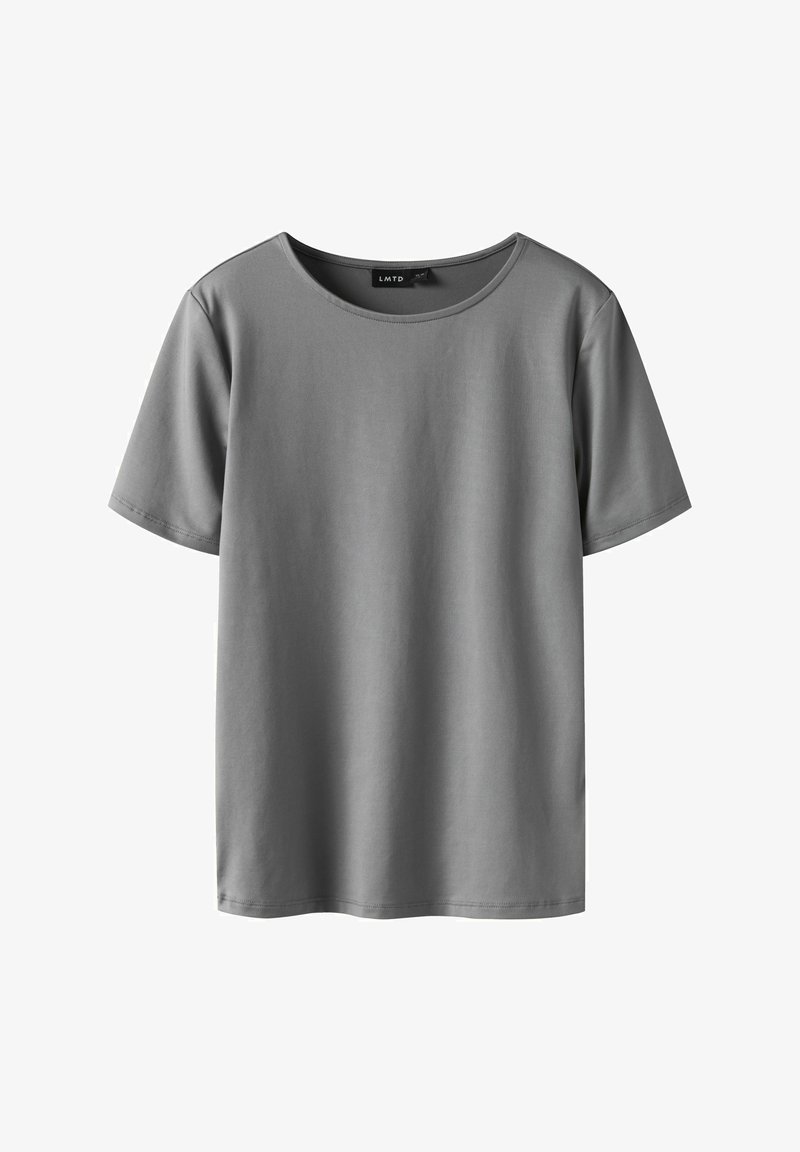 Hallitatud lühikeste varrukatega hall T-särk ümmarguse kaelusega, valmistatud siledast kangast. Lihtne disain ilma mustriteta või aksessuaarideta.