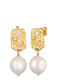 Guldtonade örhängen har texturerade rektangulära toppar med färgade ädelstenar och stora, släta vita pärlhäng. 