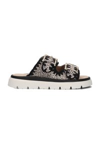 Zwarte en beige slide sandalen met een gevlekte textuur, dubbele metalen gespen en een chunky witte zool met zigzaggroeven.