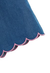 Denim krilo s valovitim robom. Ima modro blago s roza šivom ob robovih, ki poudarja valovito zasnovo.