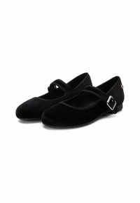 Zapatos Mary Jane de terciopelo negro con suela plana, que cuentan con una correa sobre el pie con una hebilla de plata y sutiles acentos decorativos.