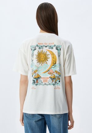 - T-shirt z nadrukiem