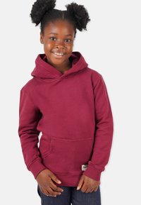 Burgunderfärgad hoodie i mjukt tyg med en känguruficka, ribbade ärmslut och en avslappnad passform. Prydd med en logotag i fållen.