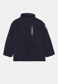 Chaqueta azul marino hecha de tejido suave, con un alto cuello, un bolsillo con cremallera en la parte frontal y dos grandes bolsillos frontales con tapa.