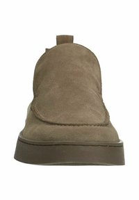 Stivale alla caviglia in suede marrone con punta arrotondata, dettagli cuciti e linguetta sul retro. La suola è in gomma testurizzata per garantire aderenza.