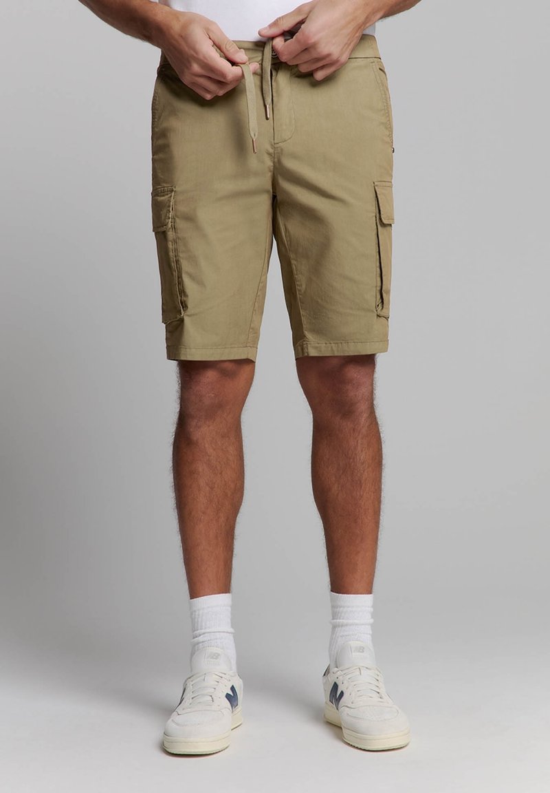 Khaki cargoshorts met elastische tailleband en trekkoord. Heeft zijzakken en een rechte snit; gemaakt van lichtgewicht stof.