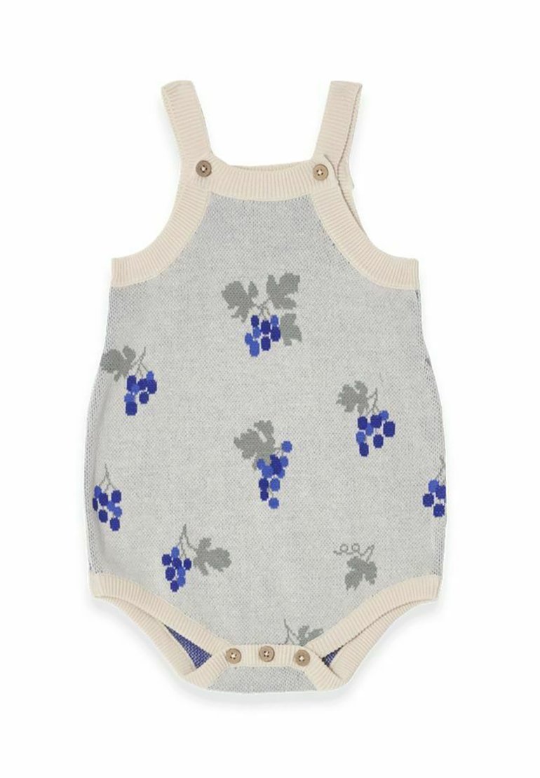 Strikksyet ærmeløs jumpsuit i lys grå med blå drue-motiver. Har beige ribbede stropper og knaplukninger ved skridtet.