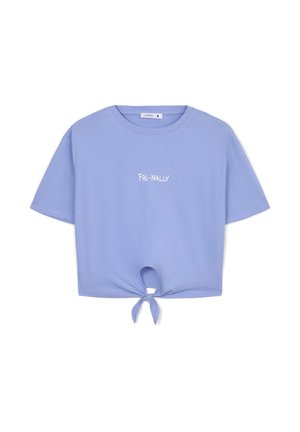 T-shirt cropped di un leggero viola realizzato in morbido cotone, con scollo rotondo, maniche corte e un dettaglio con nodo frontale. Scritta "FRI-NALLY" in bianco.