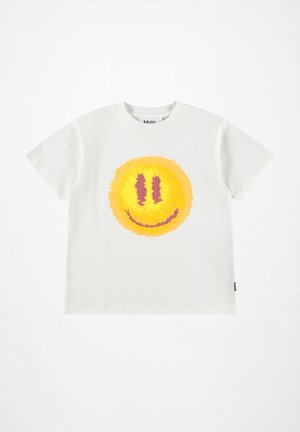 Hvit T-skjorte med korte ermer og et stort, strukturert gult smilende ansikt med to vertikale øyne og en buet munn i midten.