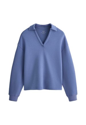 Plavi pulover dugih rukava s ovratnikom i V-izrezom, rebrastim manšetama i opuštenim krojem prikazan na bijeloj podlozi.