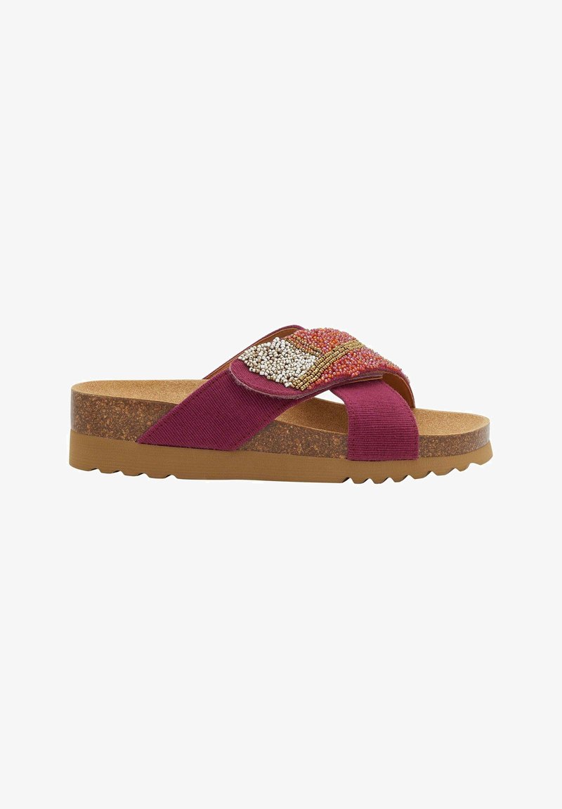Sandale à glissière bordeaux avec semelle en liège, brides croisées en tissu et ornement de perles multicolores sur la bride supérieure.