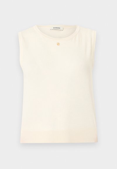 Haut en maille crème sans manches avec encolure ronde et petite décoration carrée dorée sous le col, ourlet côtelé, et étiquette Sandro à l'intérieur.