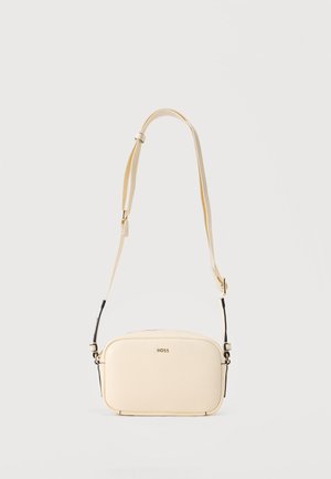 Geantă crossbody dreptunghiulară de culoare crem, cu curea reglabilă și logo auriu „BOSS” în centrul frontal.