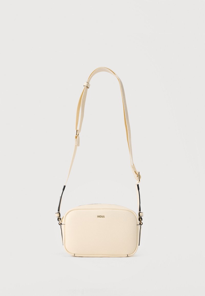 Τσαντάκι χιαστί ορθογώνιο σε κρεμ απόχρωση με ρυθμιζόμενο ιμάντα και χρυσό λογότυπο "BOSS" στο κέντρο μπροστά.