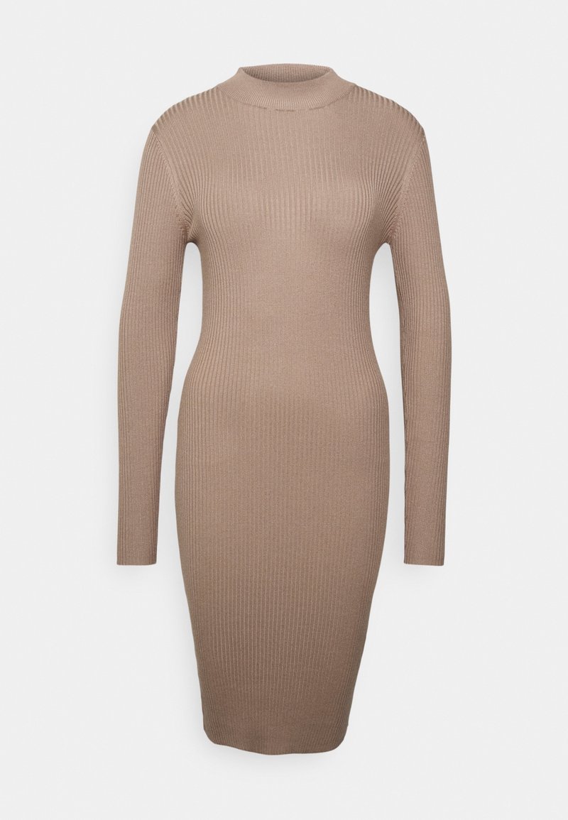 Robe en maille côtelée beige à manches longues, longueur genou, avec un col rond haut et une silhouette ajustée.