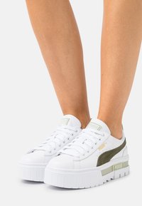 Puma MAYZE - Sapatilha de treino - white/dark green moss