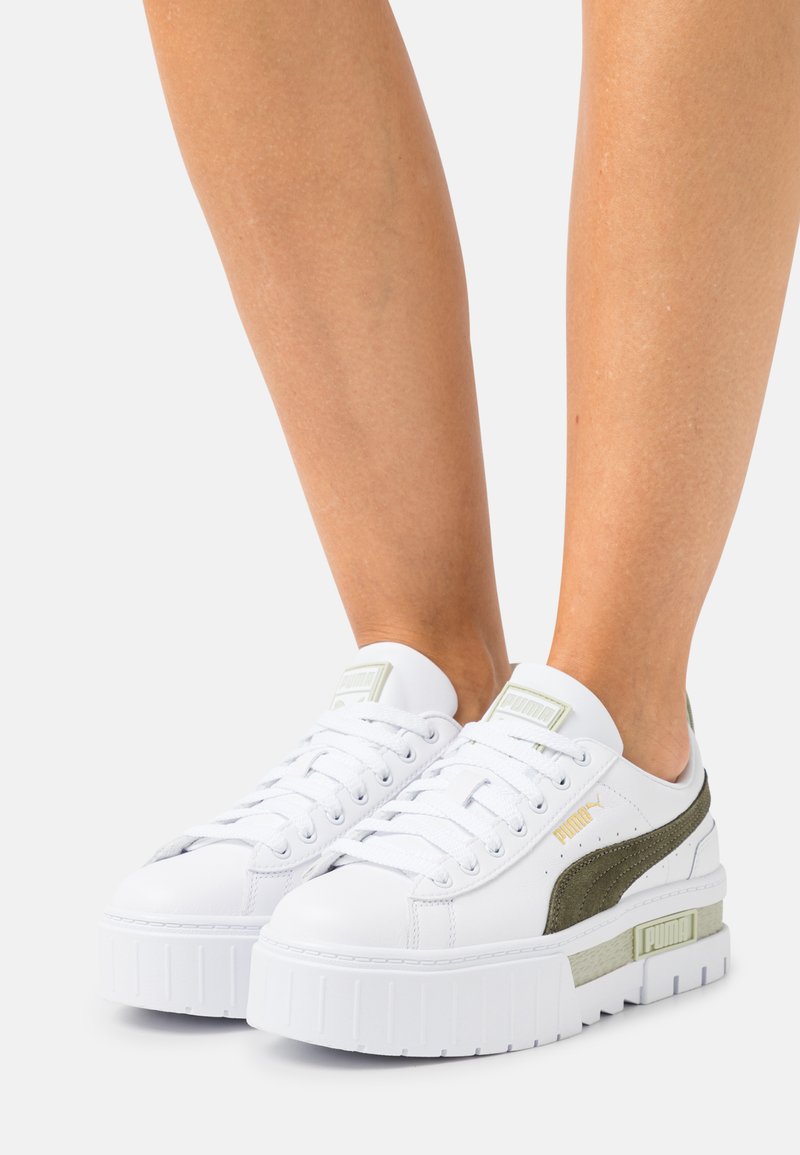 Puma MAYZE - Sapatilha de treino - white/dark green moss