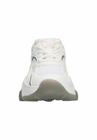Baskets de sport blanches avec une tige en mesh, fermeture à lacets et semelle en caoutchouc. Présente des détails gris sur les côtés et un talon rembourré.