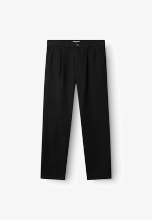 Črne hlače s ravnim krojem in gumbi ter zadrgo, z zankami za pas in stranskimi žepi, prikazane na belem ozadju.