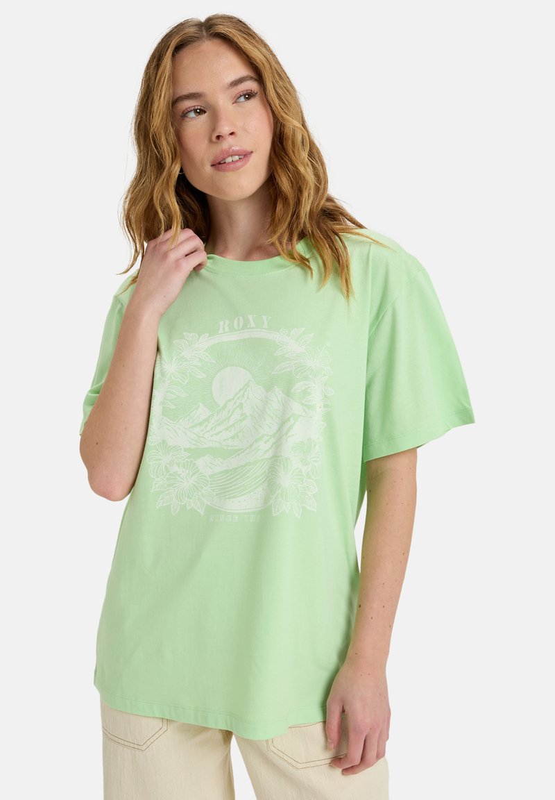 Mintgrünes Baumwoll-T-Shirt mit einem weißen Grafikdesign von Bergen und Sonne, lockere Passform, kurze Ärmel und runder Ausschnitt.