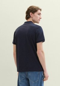 TOM TAILOR MIT LOGOPRINT - Polo - navy fine stripe