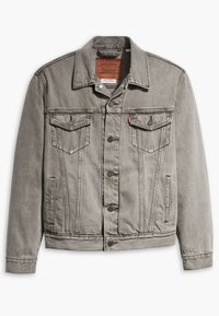 Giacca in denim grigia con colletto classico, chiusura a bottoni, tasche a pattina e tasche laterali. Presenta cuciture tono su tono e un'etichetta con il marchio.