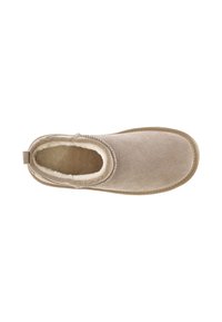 Beige nazouvací boty s nubukovým povrchem, měkkou syntetickou kožešinou uvnitř, zaoblenou špičkou a kontrastním prošíváním pro zvýšení detailu.