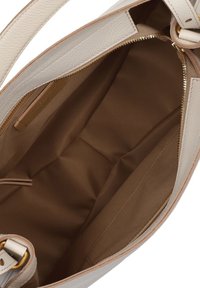 Borsa in pelle beige chiaro con chiusura a zip, caratterizzata da un interno liscio in tessuto marrone e una tasca laterale per riporre piccoli oggetti.