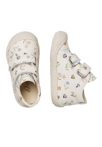 Vita bar sko för små barn med blommönster och nyckelpigor, dubbla kardborreband och texturerade gummitåhattar och sulor.