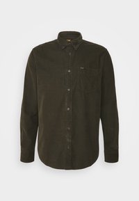 Mörkgrön kordflanellskjorta med knappar fram, långa ärmar, en bröstficka och krage. Har en subtil ribbad struktur och märkesbroderi.