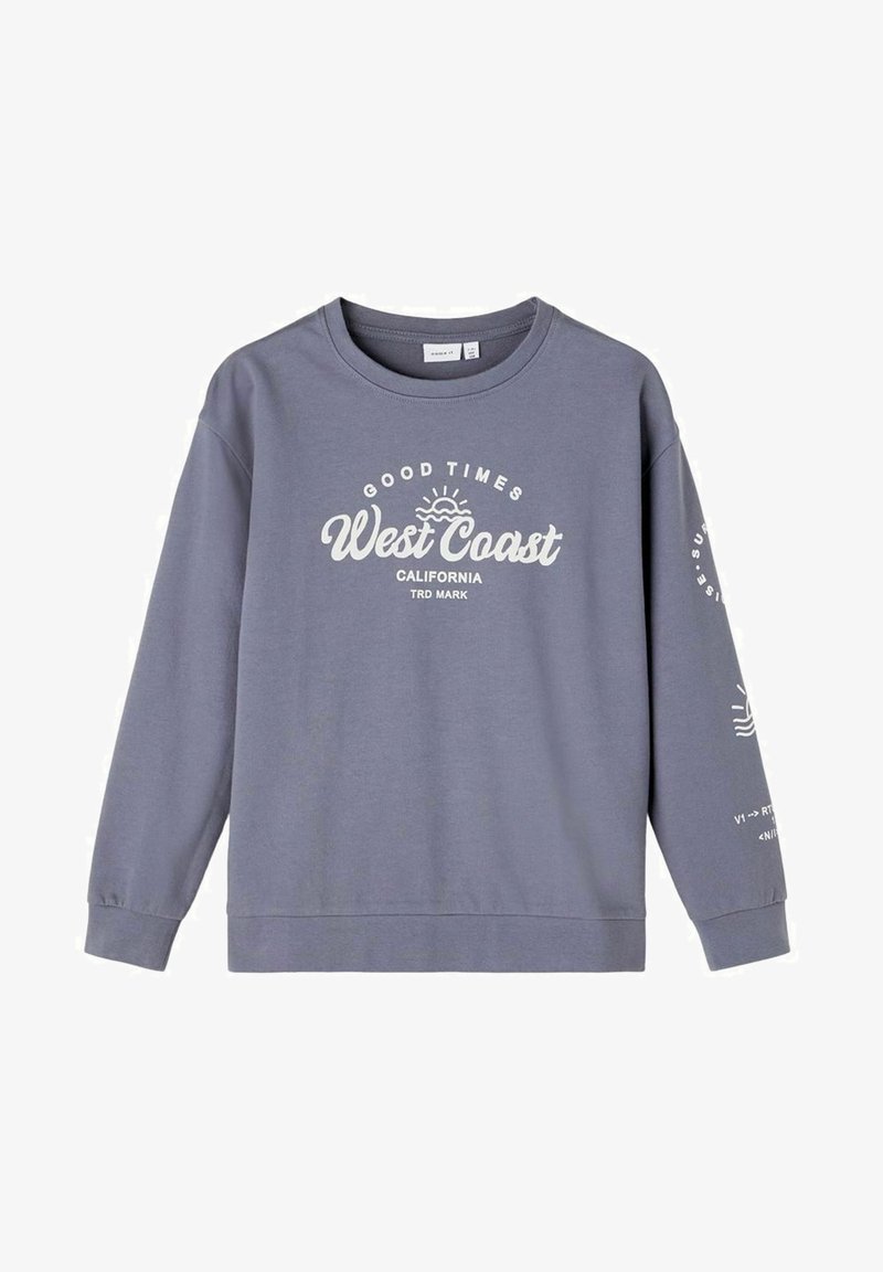 Sweat-shirt à manches longues gris ardoise avec le texte « Good Times West Coast California » et un graphique de soleil sur le devant, ainsi que du texte blanc sur la manche gauche.