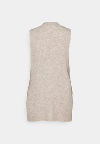 Beżowy dzianinowy top bez rękawów z wysokim kołnierzem, o miękkiej fakturze i subtelnym wzorze, sięgający do bioder z luźnym krojem.