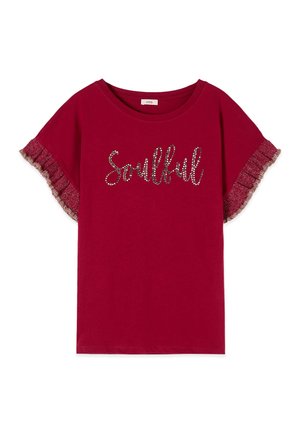 T-shirt rouge à manches courtes avec bord volanté aux manches et le mot « Soulful » en strass sur la poitrine.