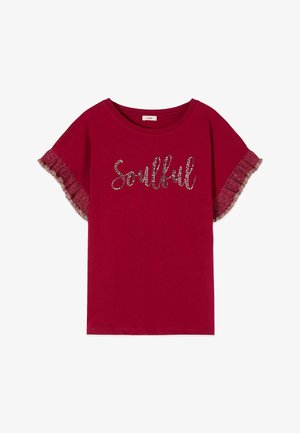 Rotes kurzärmeliges Shirt mit Rüschenbesatz an den Ärmeln und dem Wort „Soulful“ aus Strasssteinen quer über der Brust.