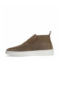 Bruine suède enkelboots met een witte rubberen zool, voorzien van een zij-elasticiteitspanel en een lipje voor gemakkelijke instap. Eenvoudig ontwerp, gladde textuur.