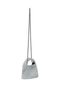 Borsa intrecciata di colore grigio chiaro, caratterizzata da una parte superiore curva con manico circolare e una tracolla in catena metallica, texture liscia e forma compatta.