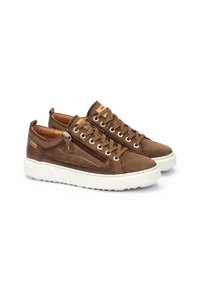 Deportivas de ante marrón con suela de goma blanca, diseño con cordones y detalle de cremallera en el lateral. Incluye acentos en cuero color tan contrastante.