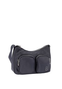 Czarna torebka z dwoma przednimi kieszeniami na zamek, górnym zamkiem błyskawicznym oraz regulowanym paskiem na ramię na białym tle.