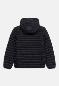 Μαύρο καπιτονέ μπουφάν με κουκούλα, μακριά μανίκια και ελαστικές μανσέτες, εμφανιζόμενο από πίσω σε λευκό φόντο.