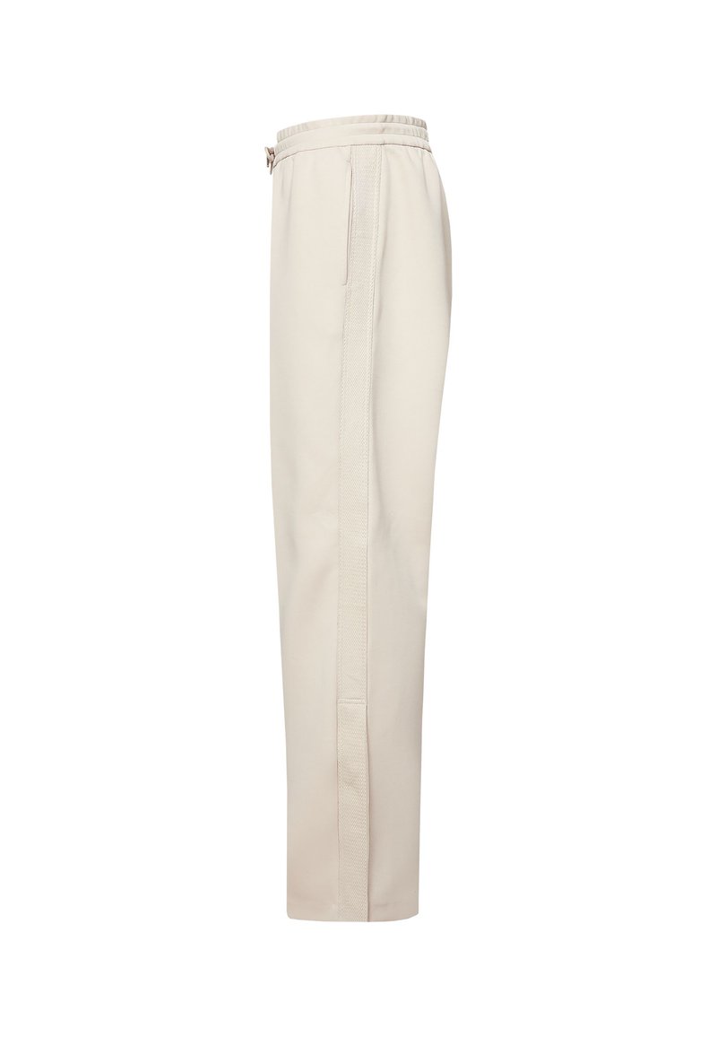 Pantalones de pierna recta beige con cinturilla elástica, bolsillos laterales y detalle de raya lateral texturizada que corre verticalmente por la pierna.