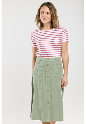 Jupe midi en lin vert avec fermeture à boutons sur le devant, deux poches latérales et une taille ajustée. Associée à une chemise à rayures rouges et blanches à manches courtes.