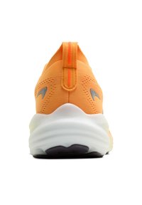 Sneaker Nike con tomaia in tessuto arancione, dettagli grigi, suola in gomma e linguetta sul tallone per una facile calzata. Forma arrotondata per il comfort.