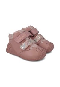 Zapatos infantiles rosas con una parte superior texturizada, acentos brillantes, dos correas de Velcro y un diseño divertido de cara de gato en la puntera.
