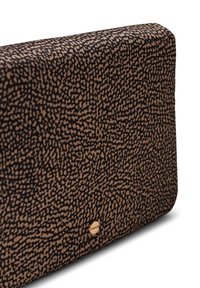 Borsa a tracolla nera e beige con motivo, superficie testurizzata e bordi arrotondati, caratterizzata da un bottone di accento dorato.